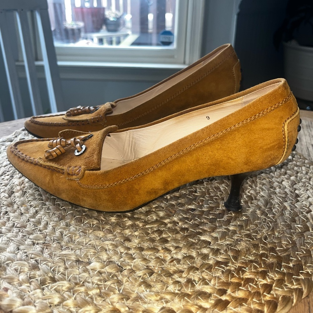 Tod's Italy: Tan Suede Loafer Style Kitten Heel Court Shoes size 9 - Picture 3 of 5